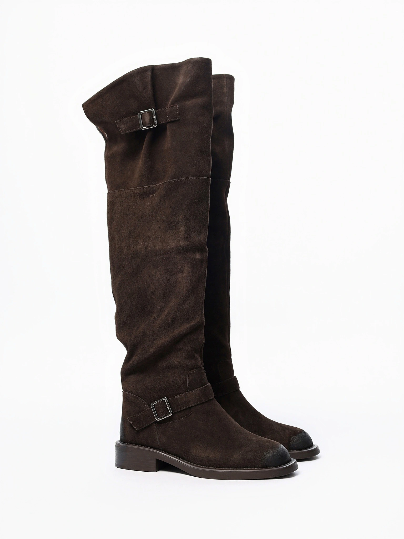 Ботфорты темно-коричневого цвета на низком каблуке